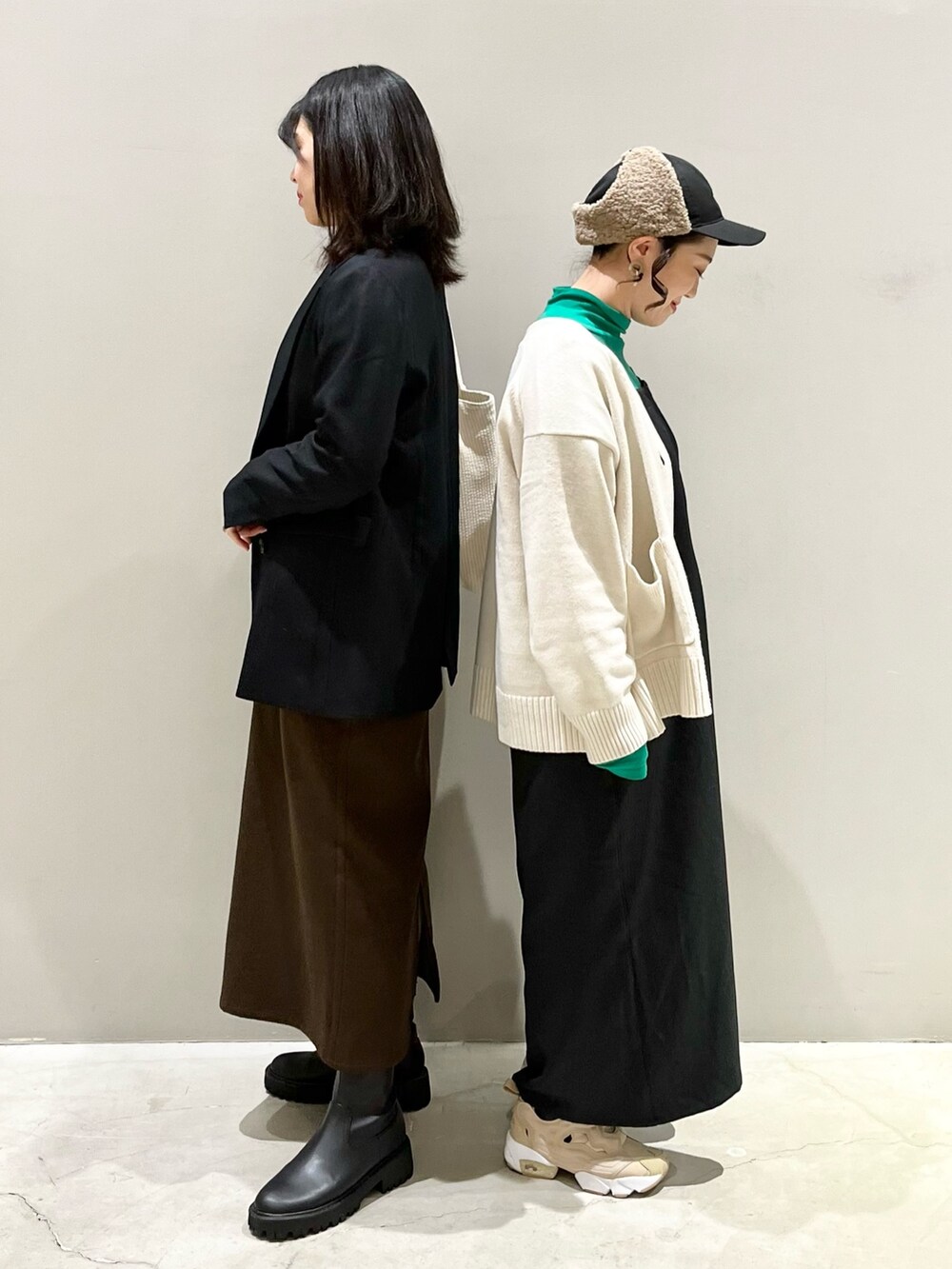 ブラック系のワンピース/ドレス、ブラウン系のワンピース/ドレス、ブラック系のブーツを着用したレディースの秋コーディネートの2枚目の写真