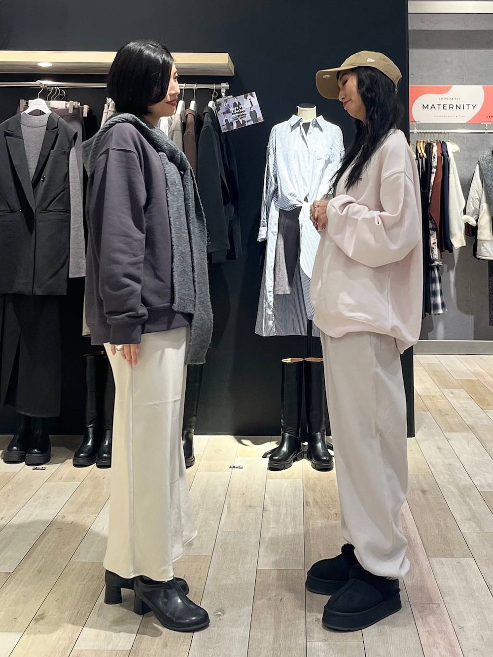 ホワイト系のスカート、ホワイト系のその他パンツ、ブラック系のブーツを着用したレディースの秋コーディネートの4枚目の写真