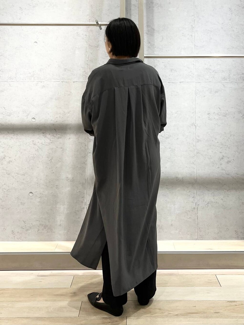 ブラック系のその他パンツ、ブラック系のローファー、ホワイト系のTシャツ/カットソーを着用したレディースの秋コーディネートの7枚目の写真