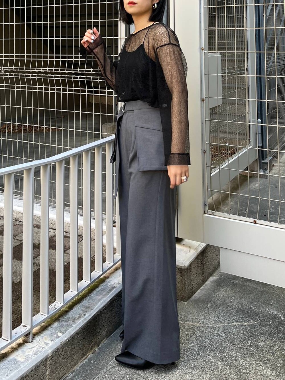 グレー系のその他パンツ、ブラック系のシャツ/ブラウス、ブラック系のパンプスを着用したレディースの冬コーディネートの9枚目の写真