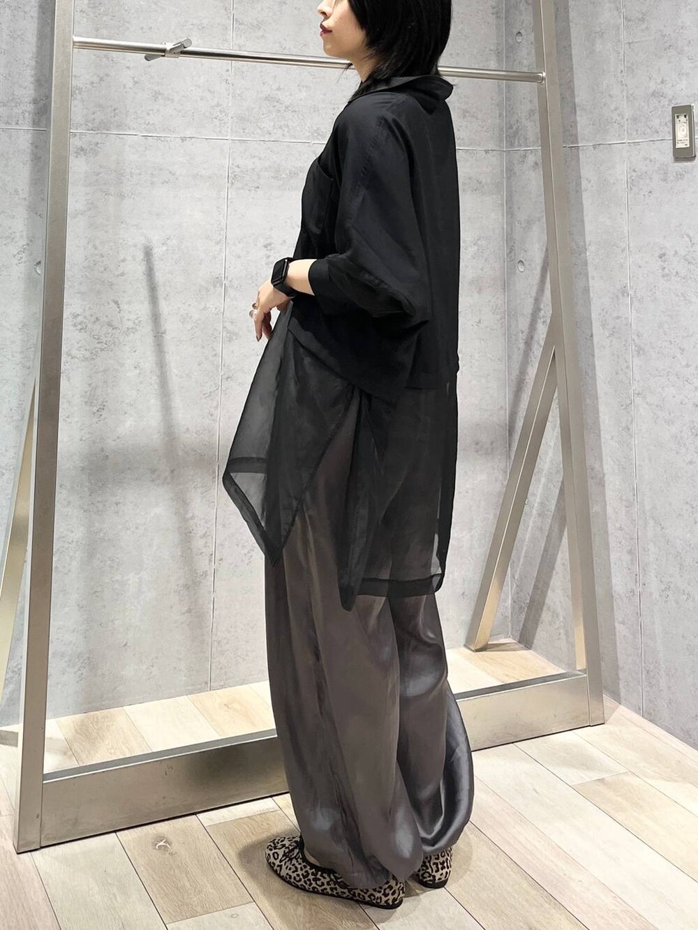 グレー系のその他パンツ、シルバー系のボストンバッグ、その他のバレエシューズを着用したレディースの秋コーディネートの5枚目の写真