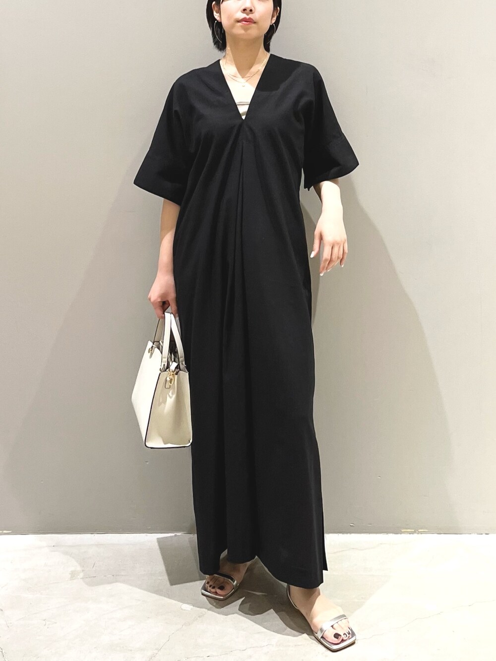 「LEPSIM、レプシィム(LEPSIM)、ワンピース、リネン、お出かけコーデ、きれいめカジュアル、ロングワンピース、モノトーン、夏コーデ、休日スタイル、ショルダーバッグ、ハンドバッグ、サンダル、Vネック、ストラップサンダル」｜「LEPSIMの【ゼロかる】キレイめ2WAYバッグ　295311（ショルダーバッグ、ホワイト系）」を使った、エムアイさん（レディース・162cm）の夏コーディネートの6枚目の写真