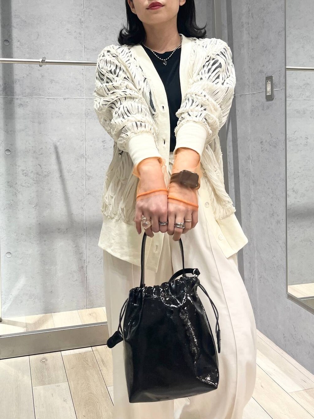 ブラック系のTシャツ/カットソー、ブラック系のパンプス、ホワイト系のその他パンツを着用したレディースの春コーディネートの2枚目の写真