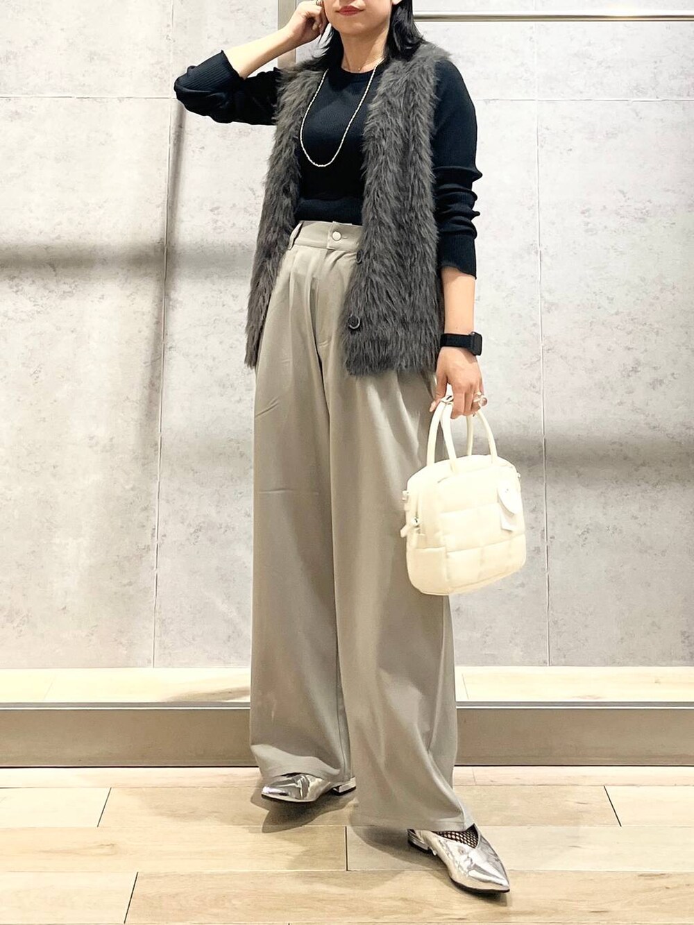 シルバー系のその他シューズ、ホワイト系のボストンバッグ、ブラック系のTシャツ/カットソーを着用したレディースの秋コーディネートの6枚目の写真