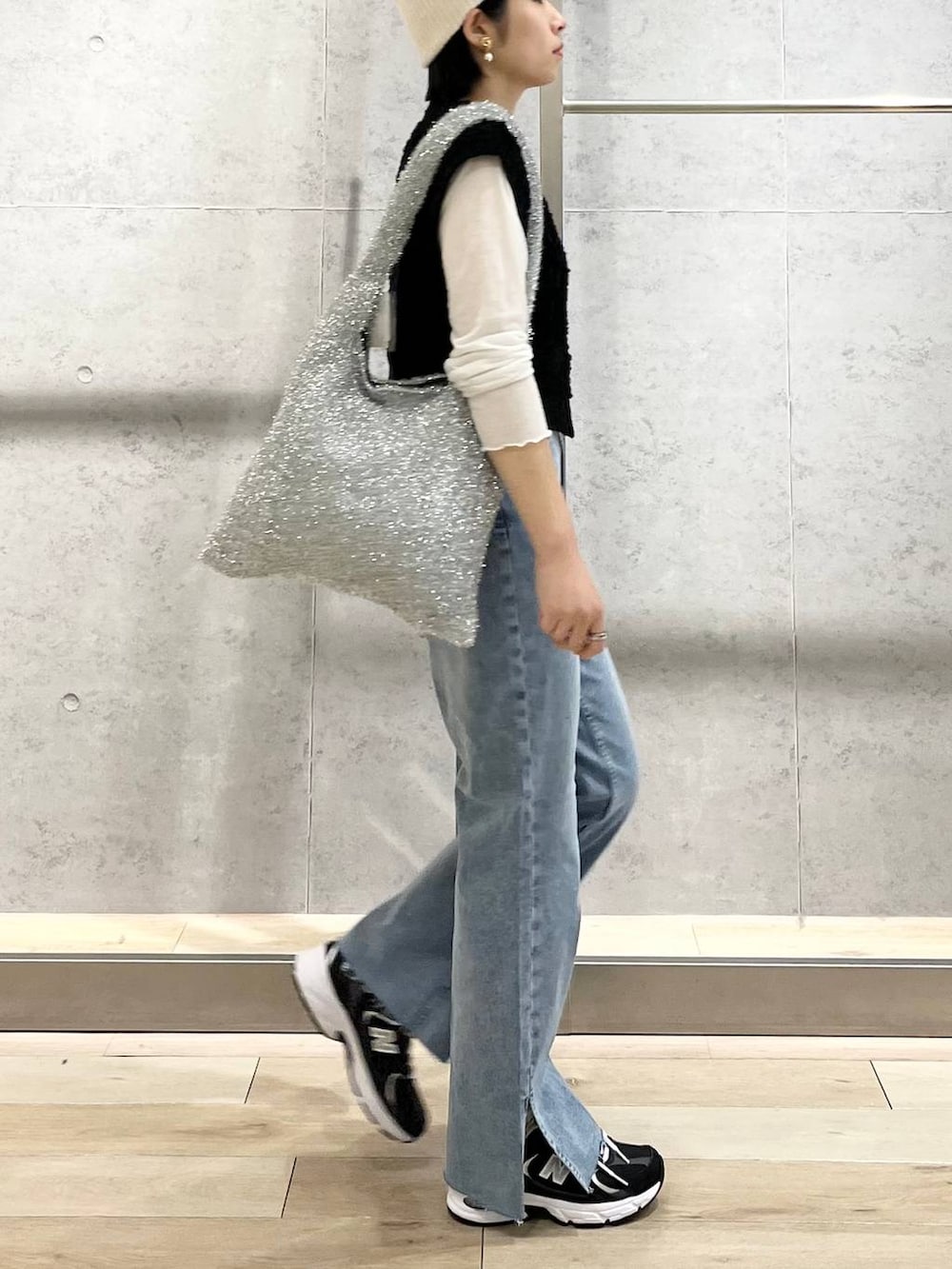 ホワイト系のTシャツ/カットソー、ブルー系のデニムパンツ、シルバー系のショルダーバッグを着用したレディースの秋コーディネートの5枚目の写真