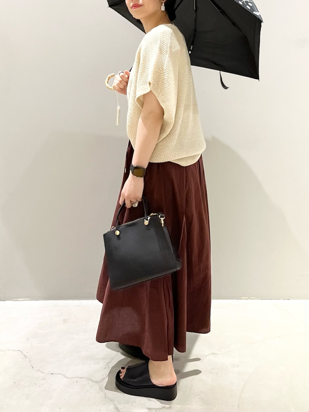 ブラック系のサンダル、ブラウン系のその他パンツ、ブラック系のショルダーバッグを着用したレディースの夏コーディネートの2枚目の写真