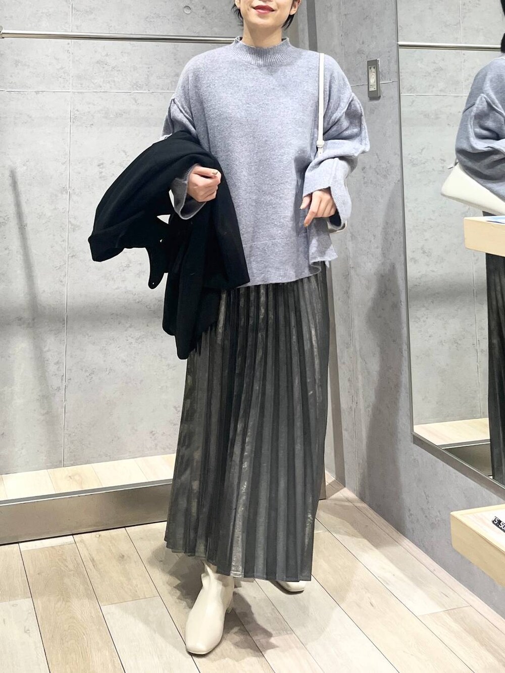 「ニット、セールコーデ、アウター、スカート、ブーツ、カジュアル、モード、ベーシック/シンプル、デート/ロマンティック、楽ちんコーデ、女子会、きれいめカジュアル_LEPSIM、LEPSIM、おでかけ、シンプルコーデ」｜「LEPSIMのストレッチローヒールブーツ　147085（ブーツ、ホワイト系）」を使った、エムアイさん（レディース・162cm）の冬コーディネートの4枚目の写真