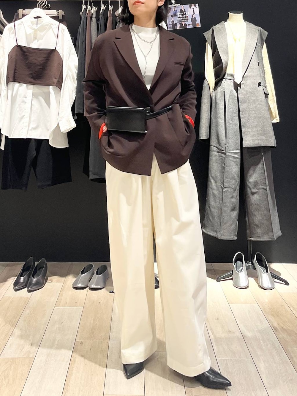 ホワイト系のニット/セーター、ホワイト系のその他パンツ、ブラック系のパンプスを着用したレディースの秋コーディネートの4枚目の写真