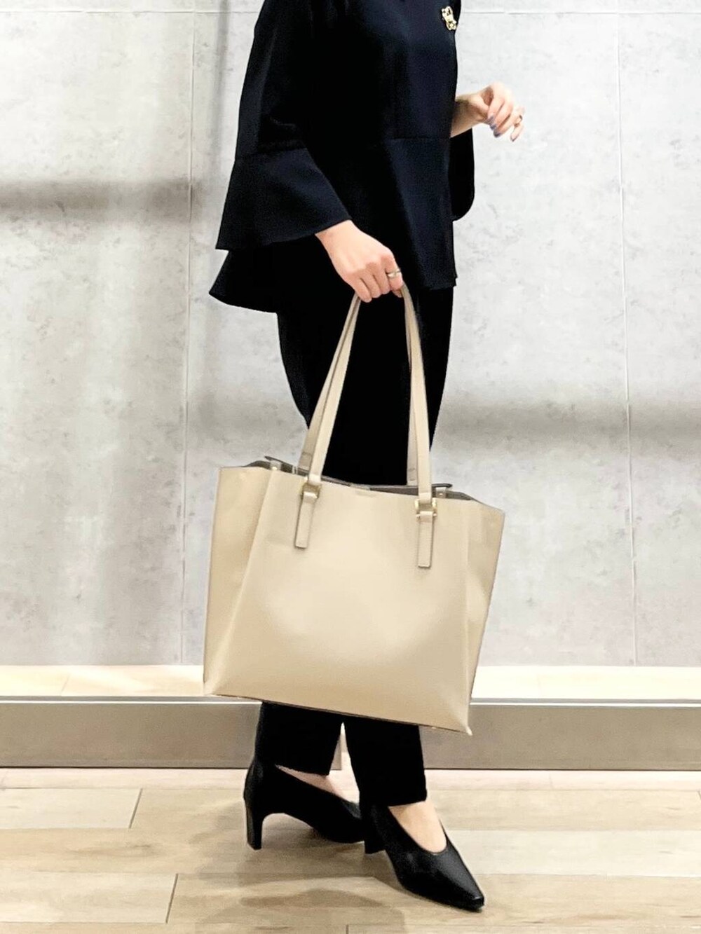 ブラック系のパンプス、ブラック系のその他パンツ、ブラック系のシャツ/ブラウスを着用したレディースの冬コーディネートの6枚目の写真