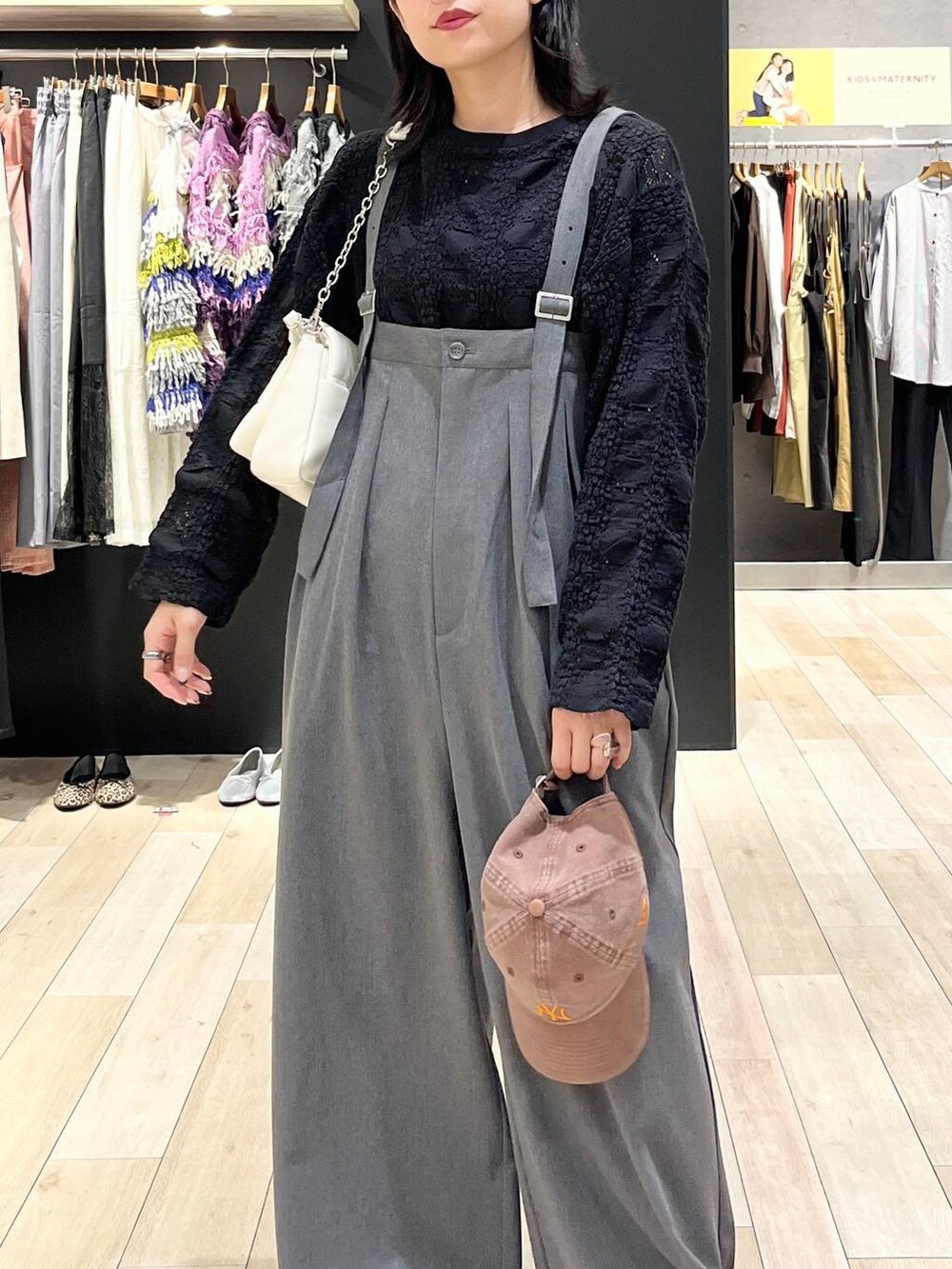 ホワイト系のショルダーバッグ、ブラック系のTシャツ/カットソー、ブラック系のローファーを着用したレディースの秋コーディネートの4枚目の写真