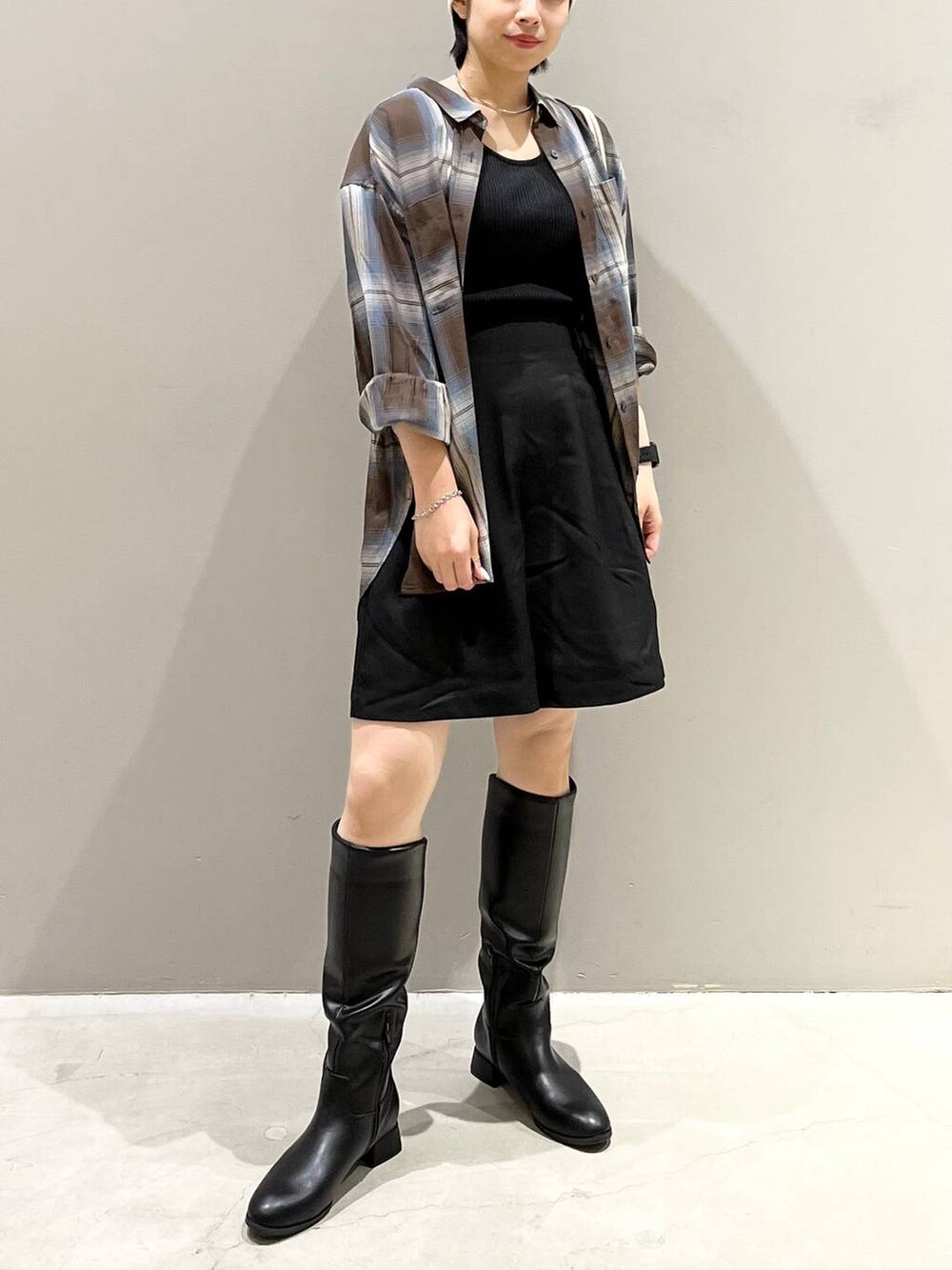 ブラウン系のシャツ/ブラウス、ブラック系のシャツ/ブラウス、ブラック系のその他パンツを着用したレディースの秋コーディネートの6枚目の写真