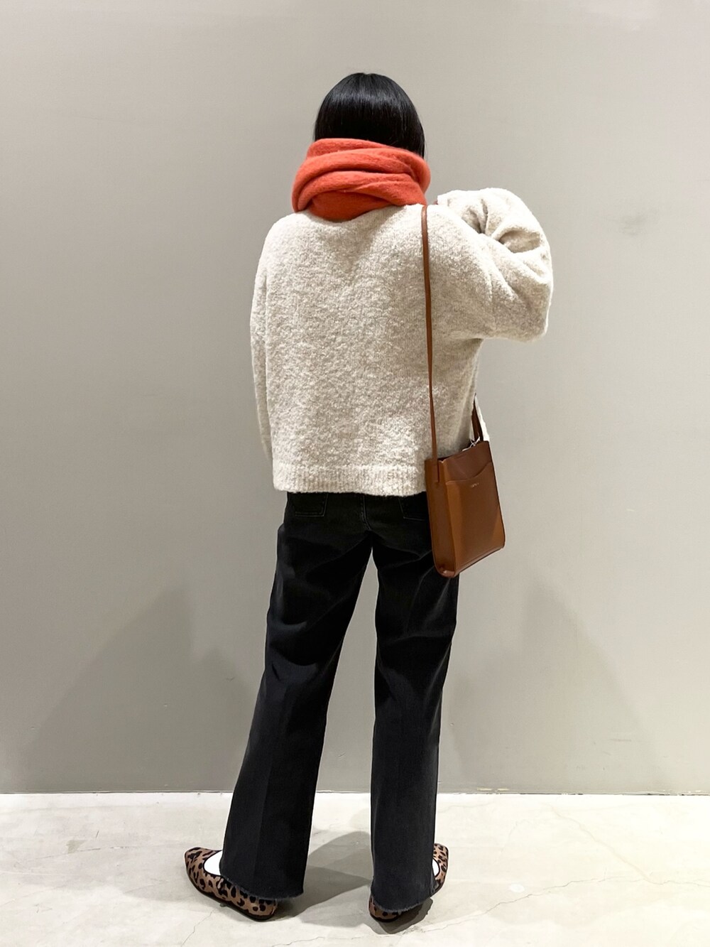 その他のその他シューズ、ブラウン系のショルダーバッグ、ブラック系のデニムパンツを着用したレディースの冬コーディネートの3枚目の写真