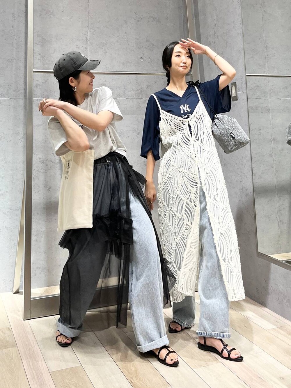 ブラック系のサンダル、ホワイト系のワンピース、ブラック系のスカートを着用したレディースの夏コーディネートの2枚目の写真