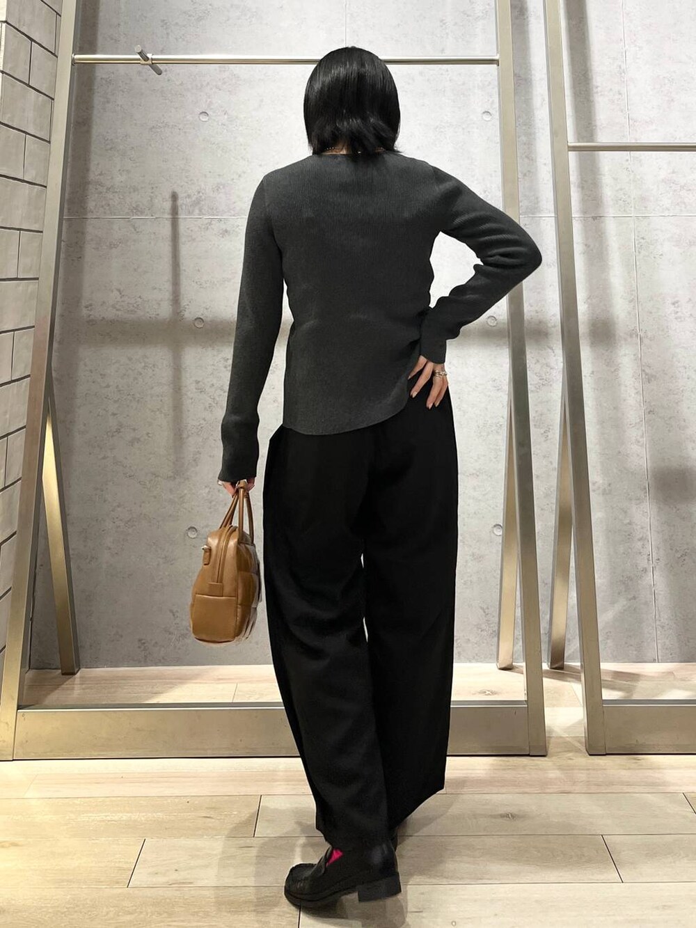 ブラック系のローファー、ブラウン系のボストンバッグ、ブラック系のその他パンツを着用したレディースの秋コーディネートの5枚目の写真