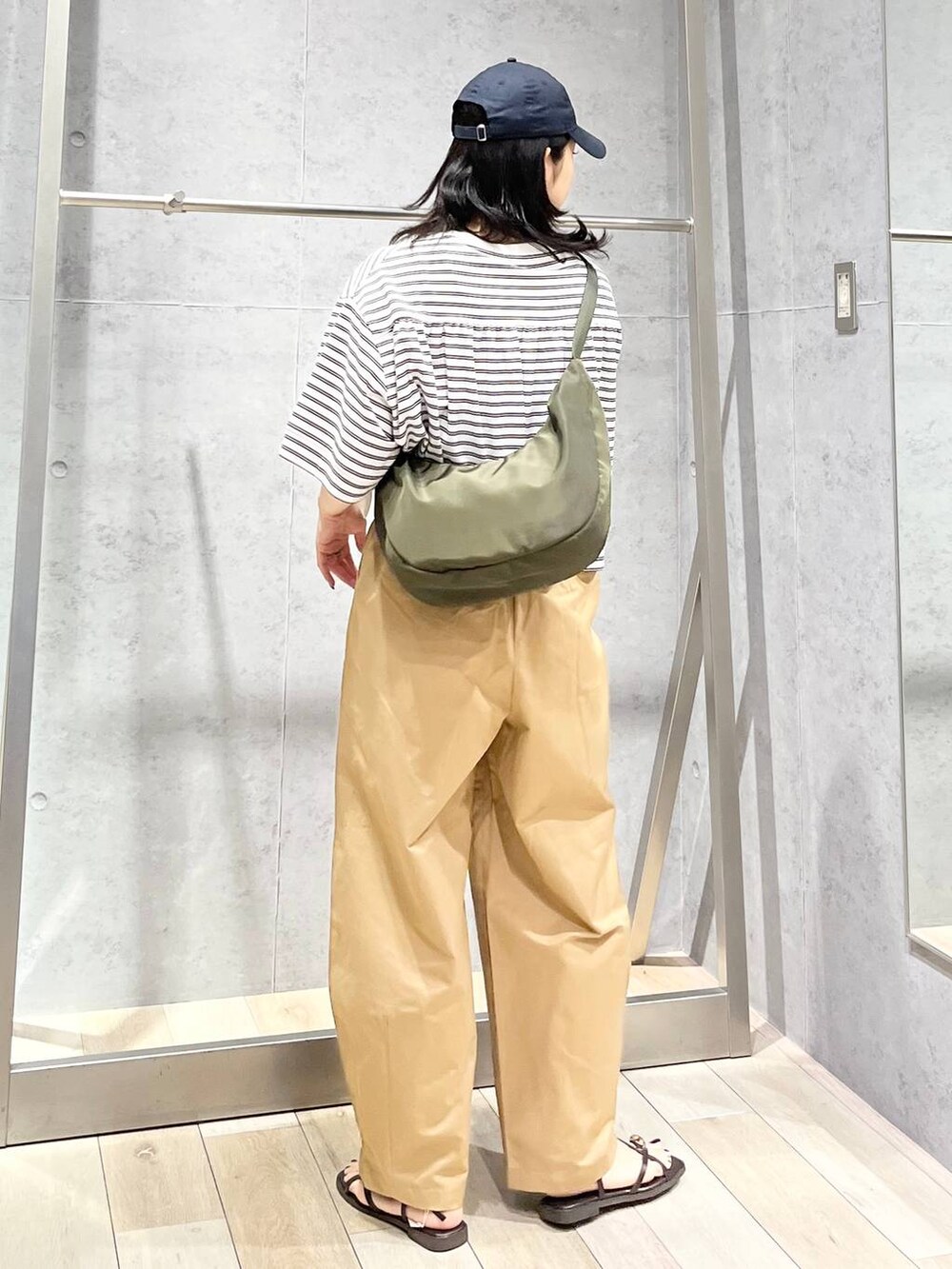 「カジュアル、モード、ベーシック/シンプル、デート/ロマンティック、楽ちんコーデ、春コーデ、女子会、きれいめカジュアル_LEPSIM、LEPSIM、おでかけ、シンプルコーデ、春色、夏コーデ、Tシャツ、パンツ」｜「LEPSIMの【NEW ERA】920コットンFLAX　253247（キャップ、ブルー系）」を使った、エムアイさん（レディース・162cm）の春コーディネートの4枚目の写真