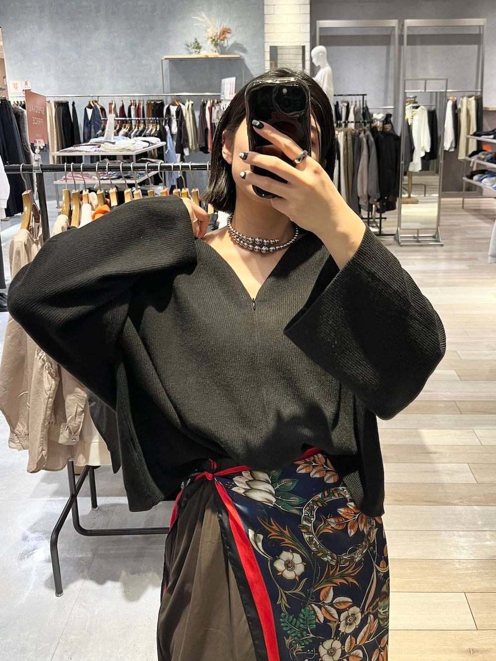 ブラック系のニット/セーター、ブラウン系のその他パンツ、ブルー系のバンダナ/スカーフを着用したレディースの秋コーディネートの4枚目の写真