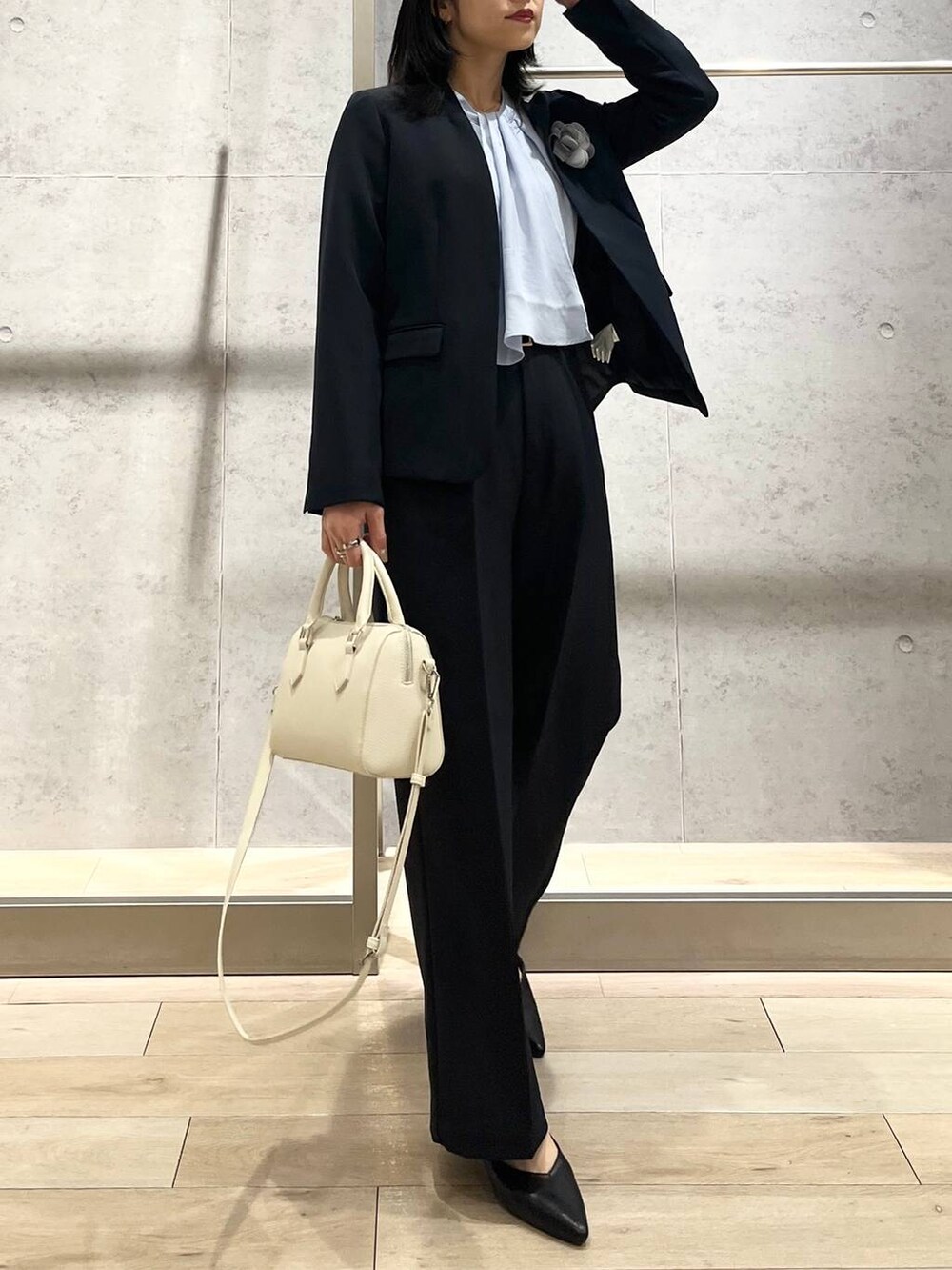 ブルー系のスーツパンツ、ブルー系のシャツ/ブラウス、ブルー系のスーツジャケットを着用したレディースの冬コーディネートの4枚目の写真