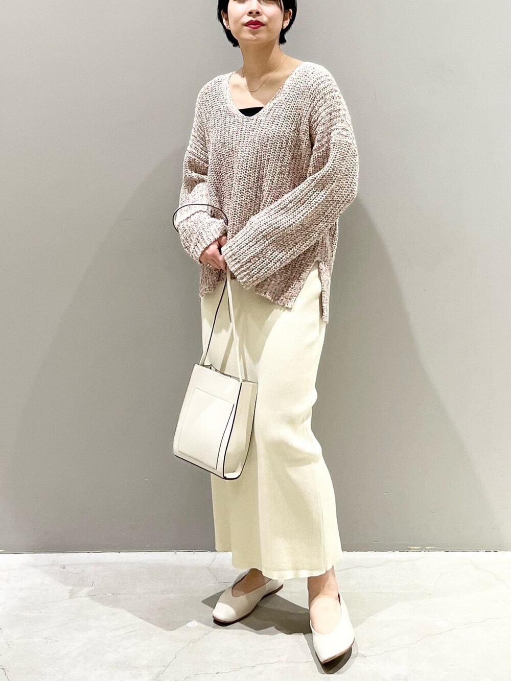 「LEPSIM、レプシィム(LEPSIM)、春服デビュー宣言、ピンク、春服みてみて、春ニット、ニットスカート、タイトスカート、パンプス、スクエアトゥ、スクエアバッグ、シンプルコーデ、きれいめカジュアル、淡色コーデ、パステル映える春」｜「LEPSIMの【選べる丈シリーズ】12ゲージ洗えるケアニットスカート　948652（スカート、ホワイト系）」を使った、エムアイさん（レディース・162cm）の春コーディネートの3枚目の写真