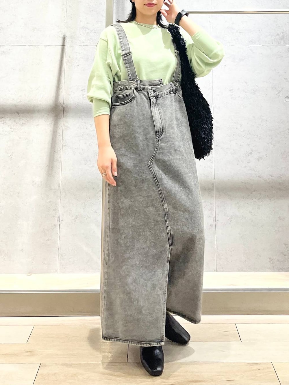 「カジュアル、モード、ベーシック/シンプル、デート/ロマンティック、楽ちんコーデ、女子会、きれいめカジュアル_LEPSIM、LEPSIM、おでかけ、シンプルコーデ、ドットエスティ秋コーデ、秋コーデ、秋冬新作、デニムワンピース、ワンピース」｜「LEPSIMの【NEW ERA】Basic Cuff Knit　123571（ニットキャップ/ビーニー、ブラック系）」を使った、エムアイさん（レディース・162cm）の秋コーディネートの6枚目の写真