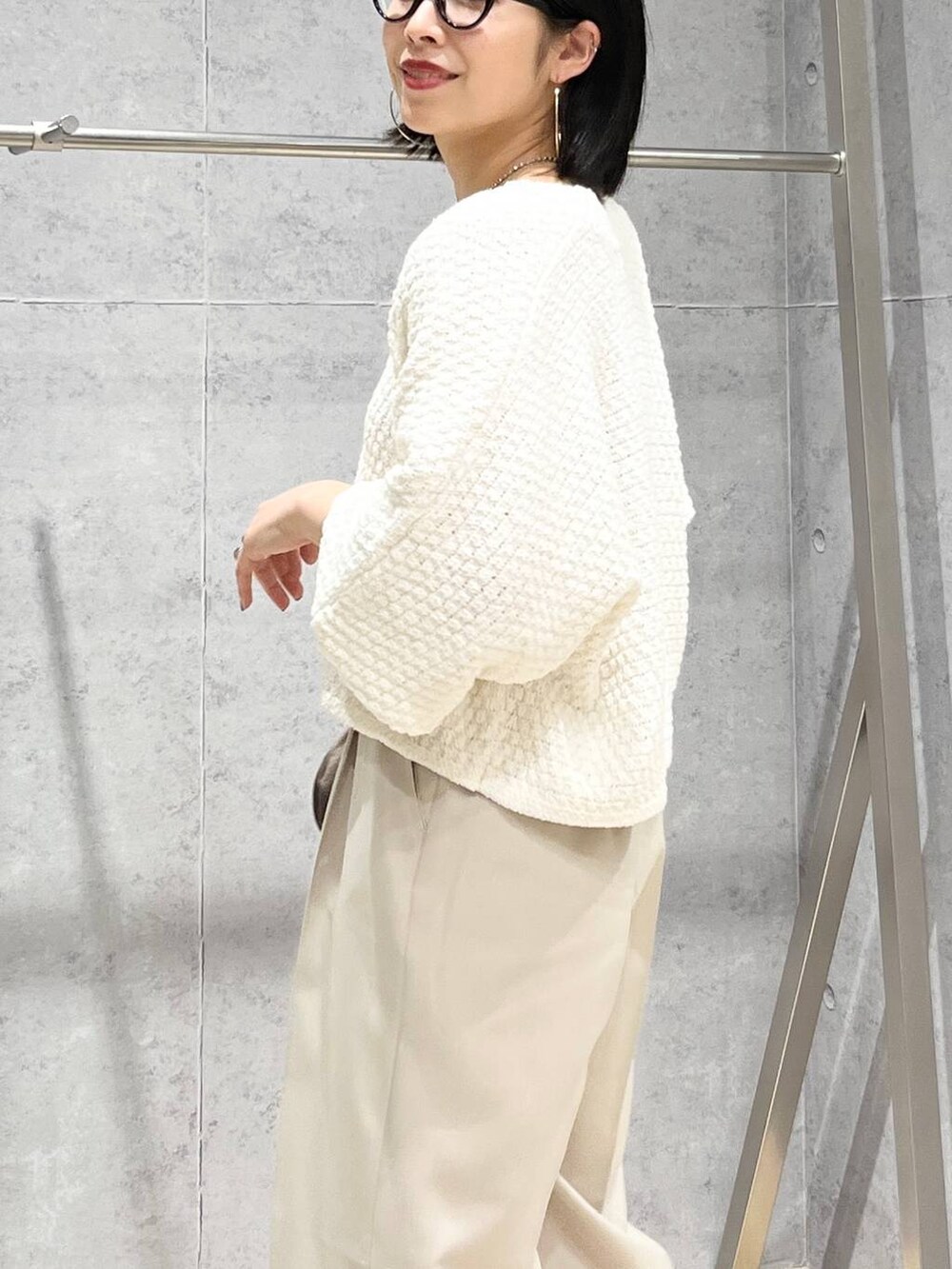 ブラウン系のハンドバッグ、グレー系のパンプス、ホワイト系のカーディガン/ボレロを着用したレディースの冬コーディネートの4枚目の写真