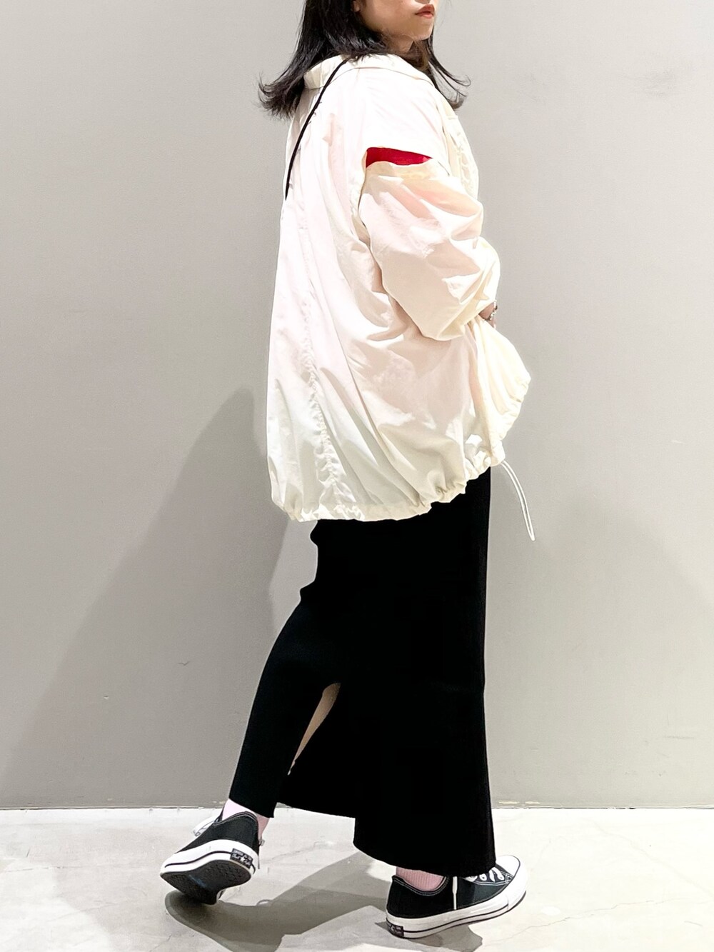 ブラック系のスカート、ブラック系のスニーカー、その他のバッグを着用したレディースの秋コーディネートの4枚目の写真