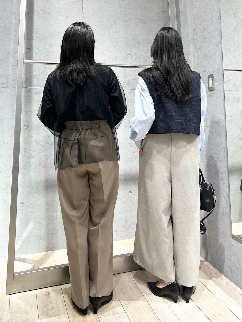 ブラウン系のスーツパンツ、ブラック系のTシャツ/カットソー、ブルー系のその他アウターを着用したレディースの冬コーディネートの3枚目の写真