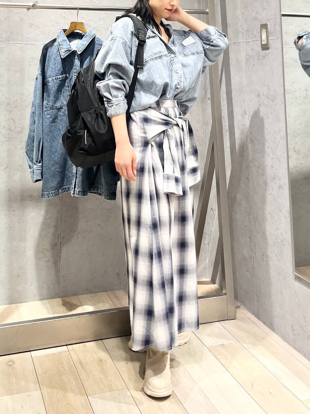 ホワイト系のブーツ、ブルー系のスカート、ブルー系のシャツ/ブラウスを着用したレディースの冬コーディネートの7枚目の写真