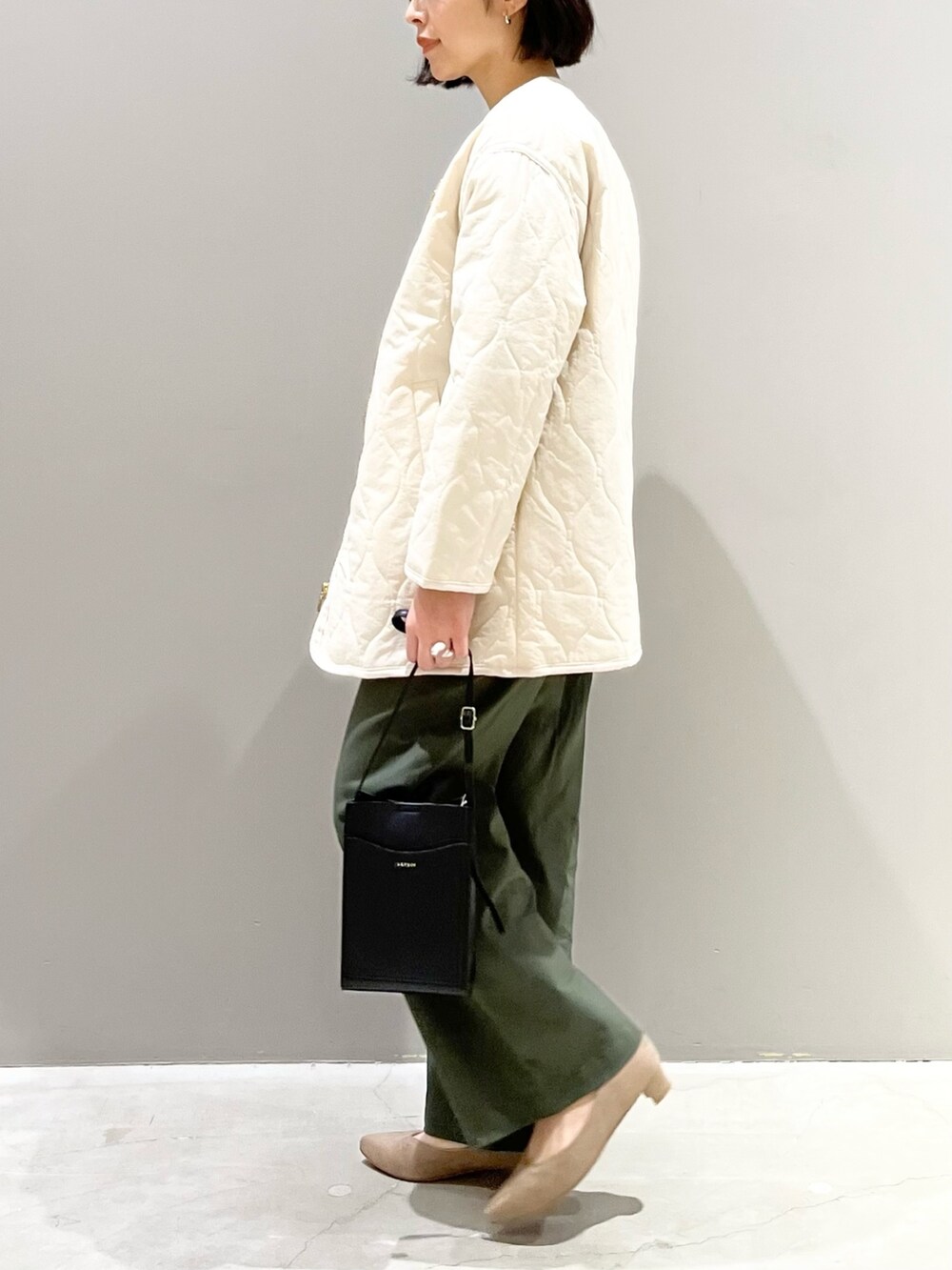 ブラック系のTシャツ/カットソー、ブラック系のジャケット/アウター、ブラック系のショルダーバッグを着用したレディースの冬コーディネートの3枚目の写真