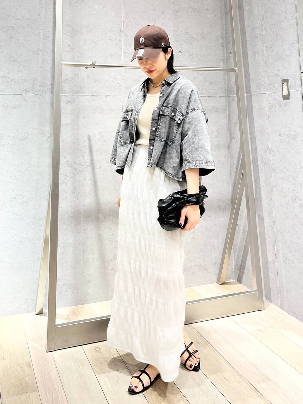 ブラック系のサンダル、ブラック系のシャツ/ブラウス、ホワイト系のタンクトップを着用したレディースの夏コーディネートの2枚目の写真