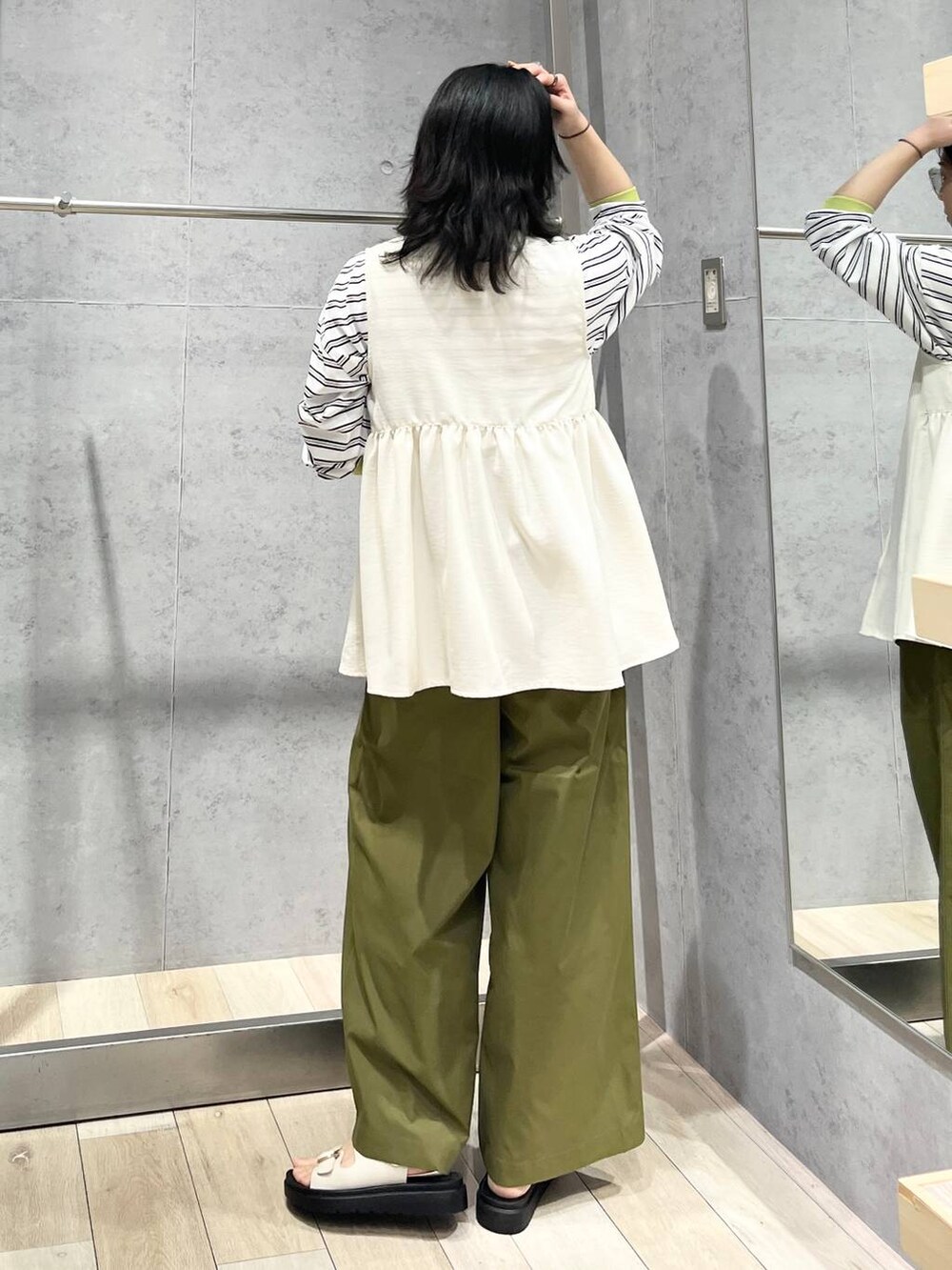 「カジュアル、ベーシック/シンプル、デート/ロマンティック、楽ちんコーデ、春コーデ、女子会、きれいめカジュアル_LEPSIM、LEPSIM、おでかけ、シンプルコーデ、春色、ロンT、ベスト、リネン・透けアイテム、ワイドパンツ」｜「LEPSIMの《リネンライクドライシリーズ》リネンライク切り替えベスト　243500（その他アウター、ホワイト系）」を使った、エムアイさん（レディース・162cm）の春コーディネートの4枚目の写真