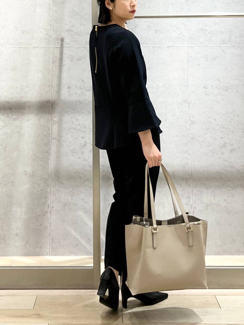 ブラック系のパンプス、ブラック系のその他パンツ、ブラック系のシャツ/ブラウスを着用したレディースの冬コーディネートの5枚目の写真