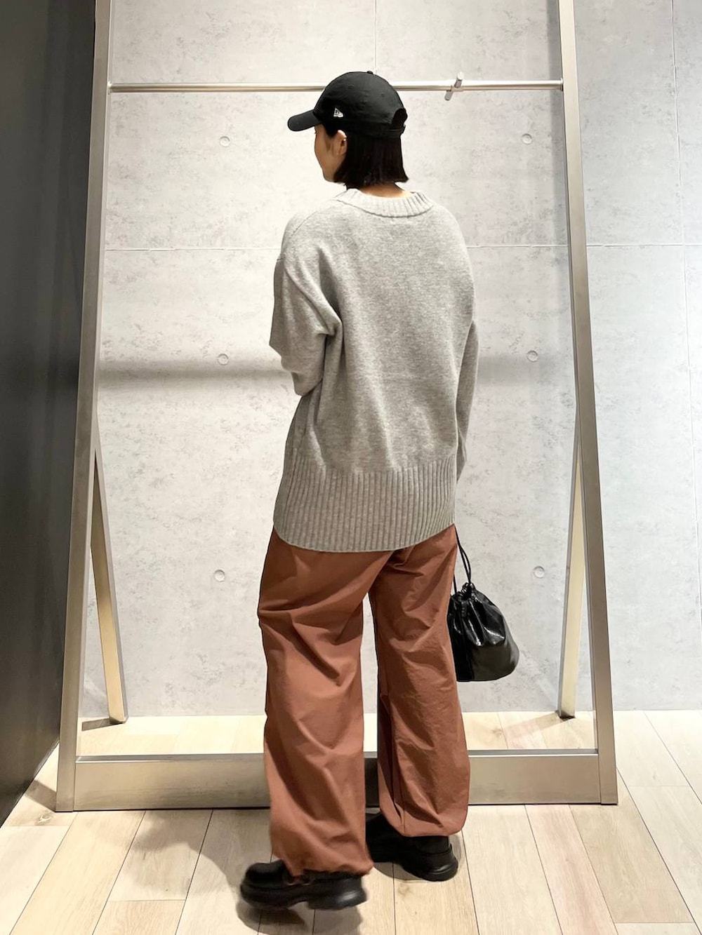 グレー系のその他パンツ、ブラック系のブーツ、グレー系のニット/セーターを着用したレディースの秋コーディネートの4枚目の写真