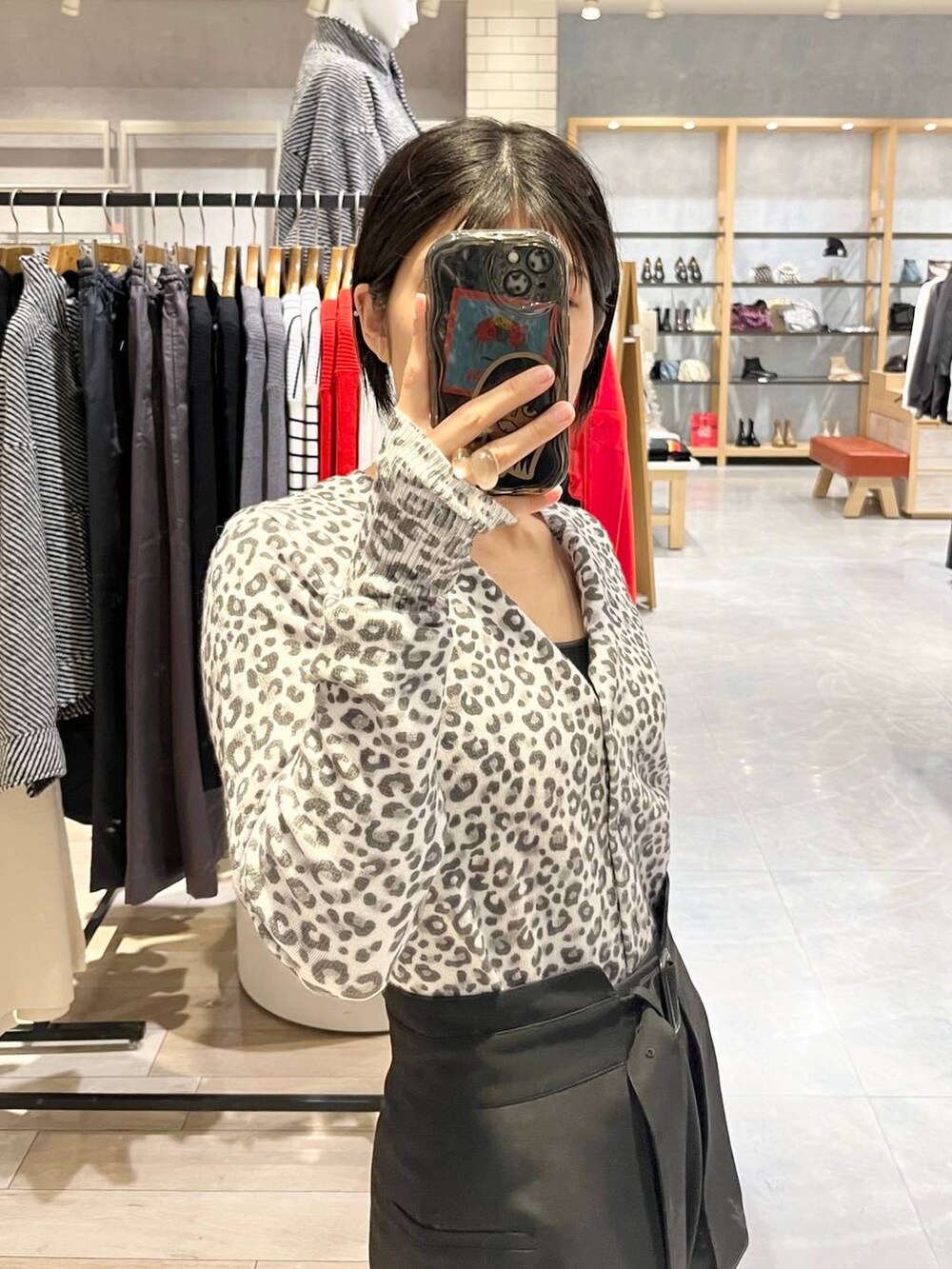 シルバー系のショルダーバッグ、シルバー系のその他シューズ、ブラック系のその他パンツを着用したレディースの秋コーディネートの2枚目の写真