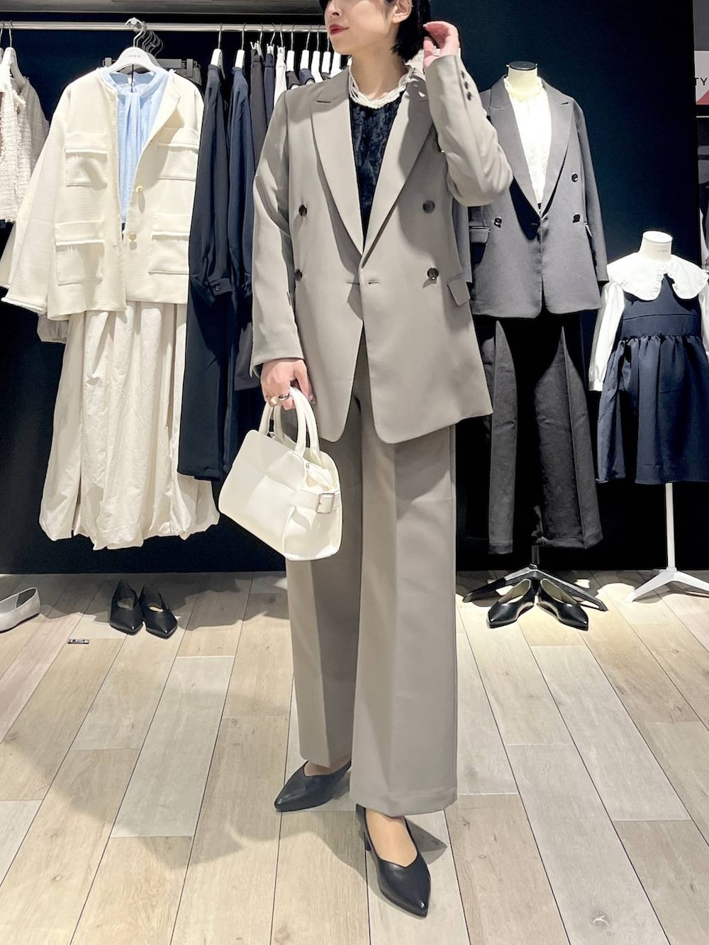 ブラウン系のその他パンツ、ブラウン系のテーラードジャケット、ブラック系のシャツ/ブラウスを着用したレディースの冬コーディネートの4枚目の写真