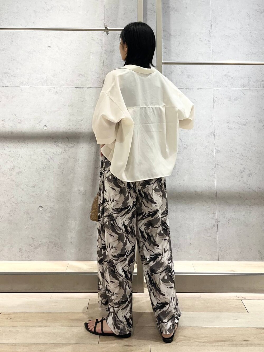 その他のショルダーバッグ、ブラック系のサンダル、ホワイト系のシャツ/ブラウスを着用したレディースの夏コーディネートの4枚目の写真