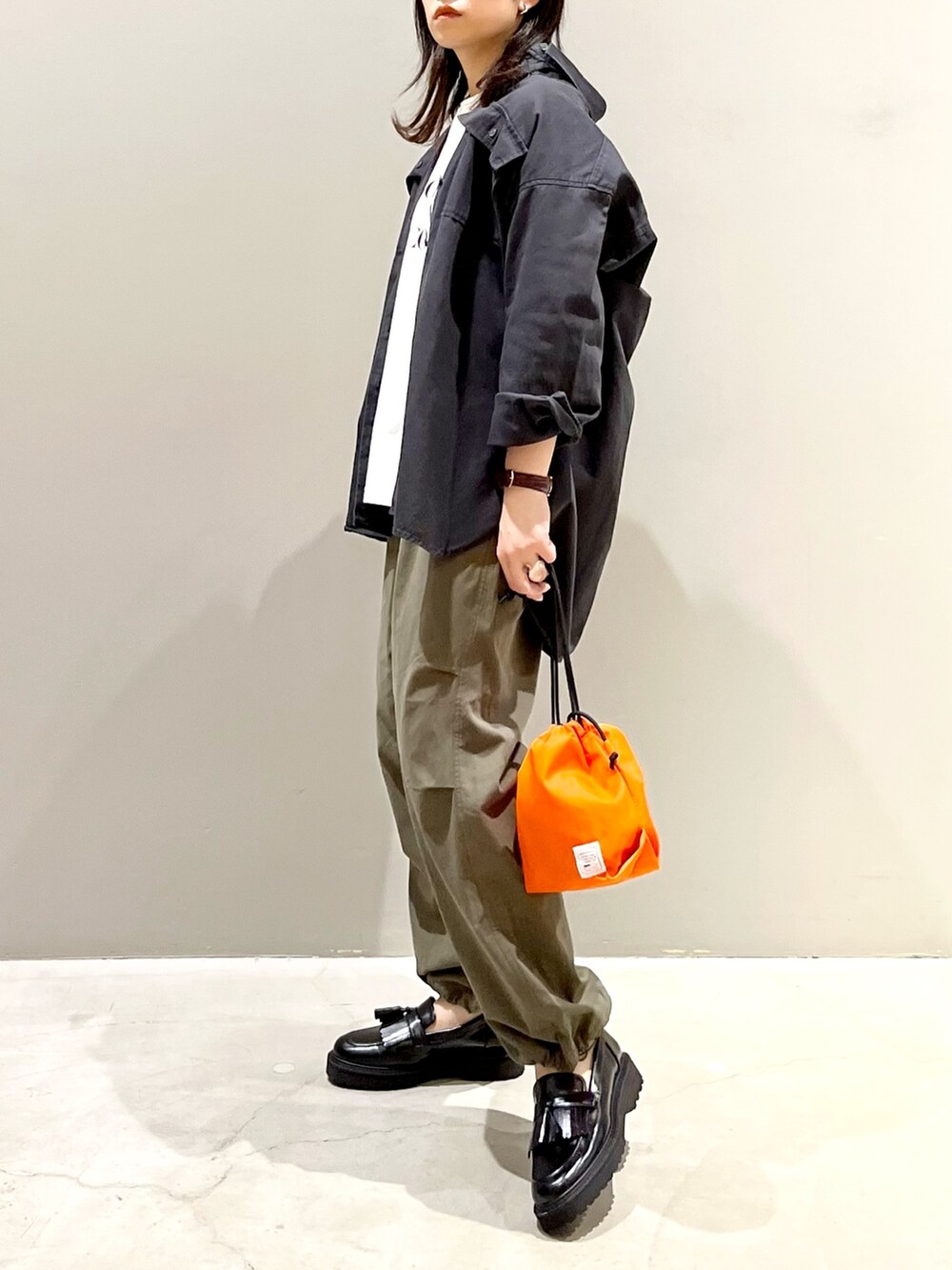 「LEPSIM、レプシィム(LEPSIM)、ジャケット、ミリタリージャケット、ミリタリー、ミリタリーパンツ、ロゴT、ロンT、ローファー、秋コーデ、ロゴスウェット、シンプルコーデ、キンチャクバッグ、オレンジ、白Tシャツ」｜「LEPSIMのアツゾコマニッシュシューズ　122722（ローファー、ブラック系）」を使った、エムアイさん（レディース・162cm）の秋コーディネートの3枚目の写真