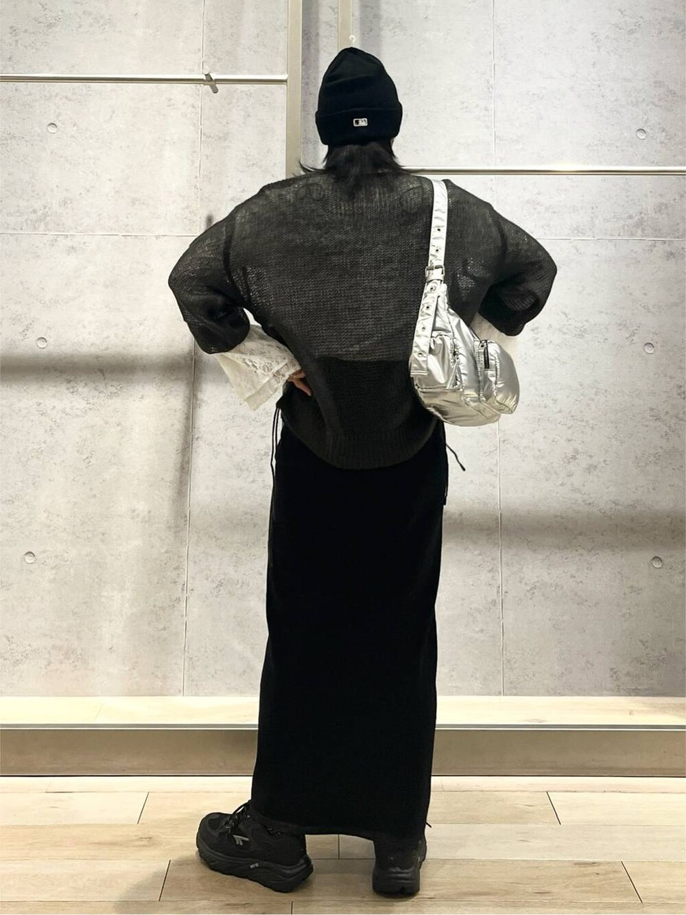 シルバー系のショルダーバッグ、ブラック系のスカート、ホワイト系のTシャツ/カットソーを着用したレディースの秋コーディネートの8枚目の写真