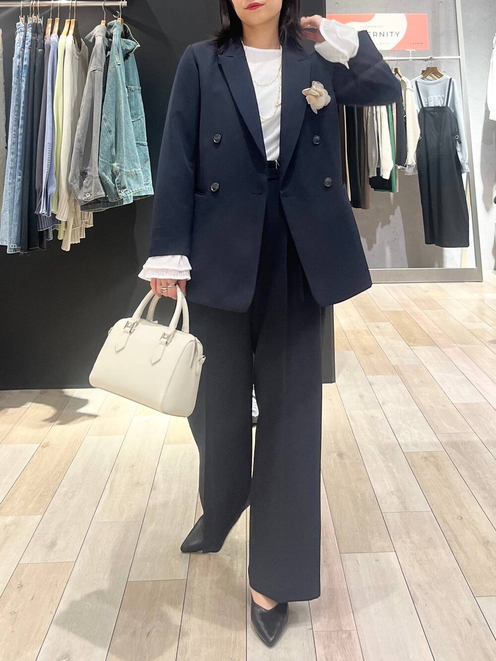 ホワイト系のTシャツ/カットソー、ブルー系のスーツパンツ、ブルー系のスーツジャケットを着用したレディースの冬コーディネートの2枚目の写真