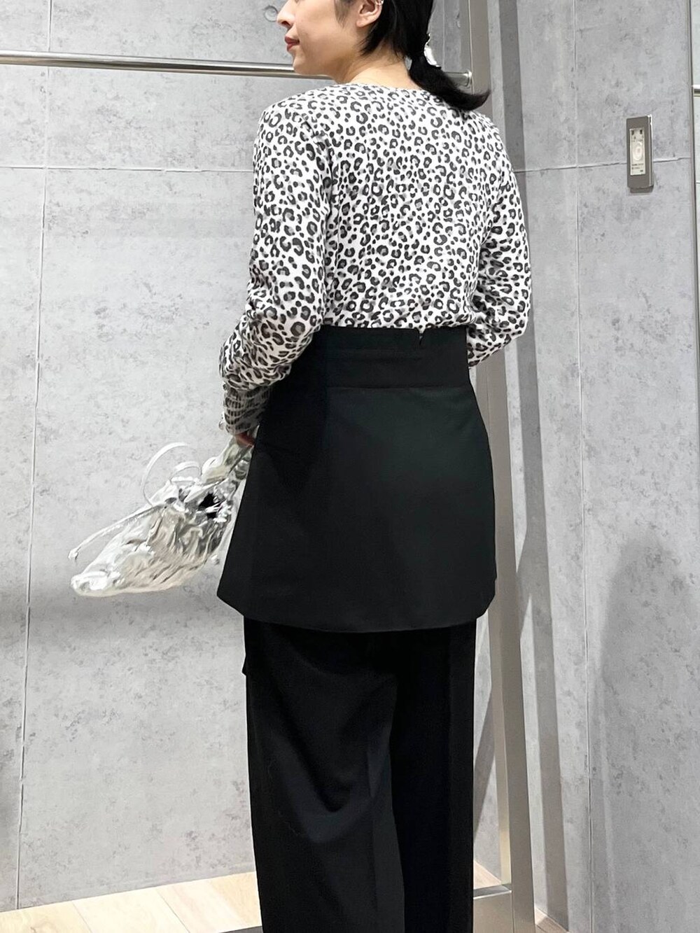 シルバー系のショルダーバッグ、シルバー系のその他シューズ、ブラック系のその他パンツを着用したレディースの秋コーディネートの7枚目の写真