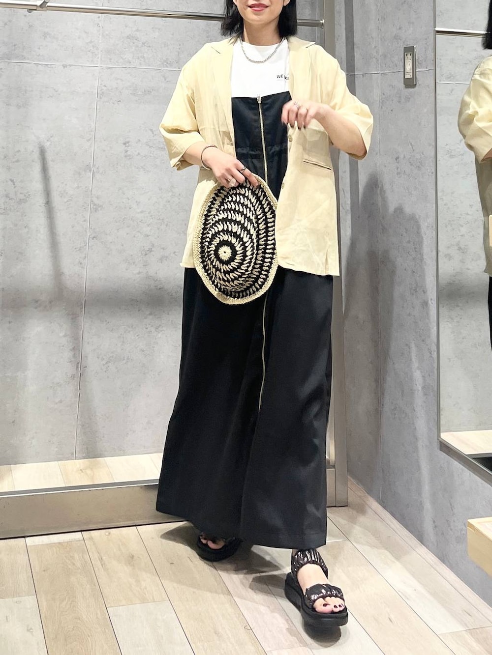 「カジュアル、モード、ベーシック/シンプル、デート/ロマンティック、楽ちんコーデ、夏コーデ、女子会、きれいめカジュアル_LEPSIM、バッグ、LEPSIM、サンダル、おでかけ、シンプルコーデ、ジャケット、ジャケットスタイル」｜「LEPSIMの3連ボールネックレス　287544（ネックレス、シルバー系）」を使った、エムアイさん（レディース・162cm）の夏コーディネートの2枚目の写真