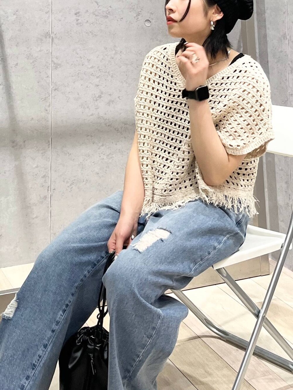 「カジュアル、モード、ベーシック/シンプル、デート/ロマンティック、楽ちんコーデ、女子会、きれいめカジュアル_LEPSIM、LEPSIM、ニット、デニムパンツ、ワイドパンツ、サンダル、バッグ、ニット帽、夏コーデ」｜「LEPSIMのフェイクレザーミニ巾着　105144（ショルダーバッグ、ブラック系）」を使った、エムアイさん（レディース・162cm）の春コーディネートの5枚目の写真