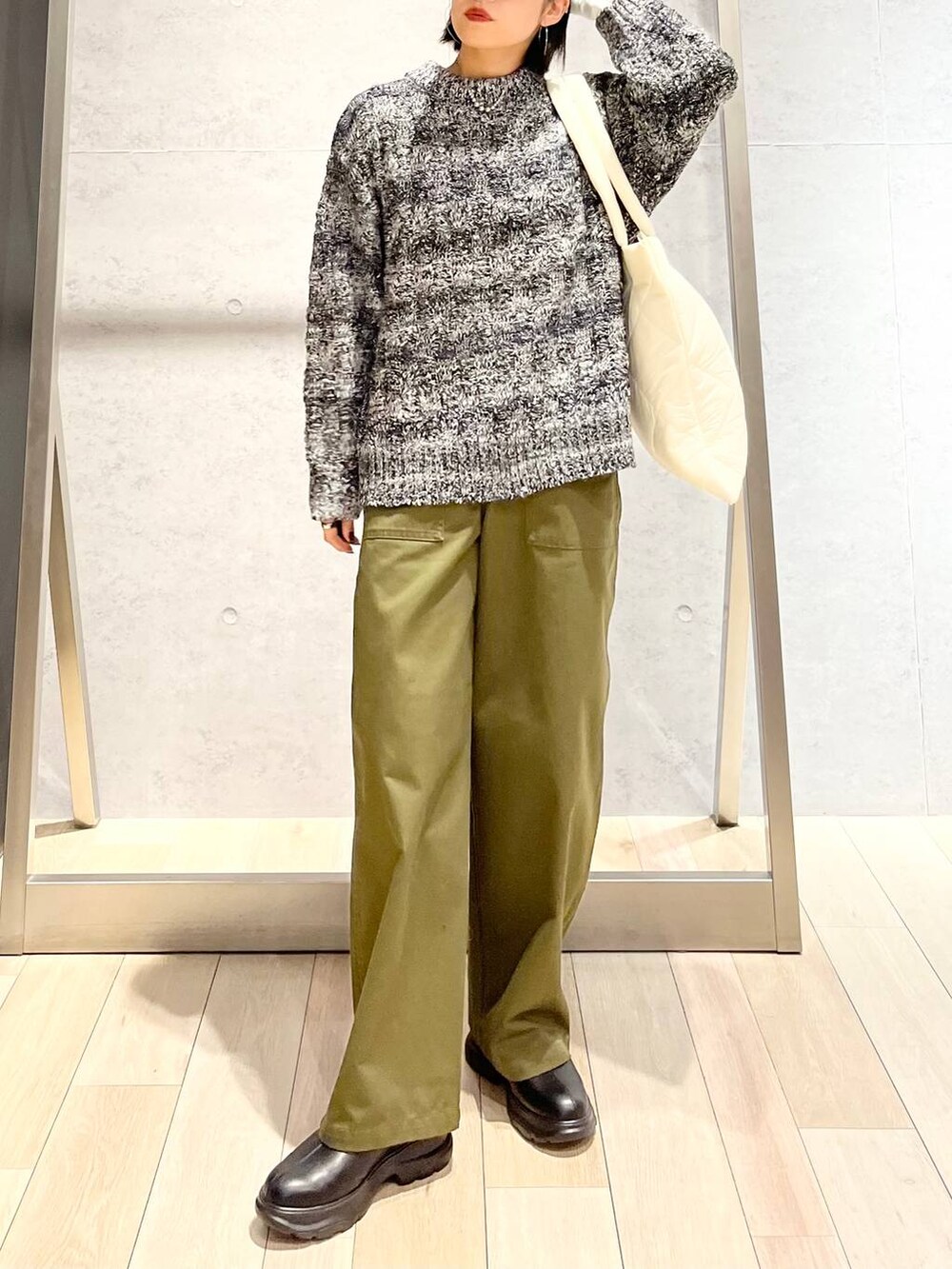 ホワイト系のTシャツ/カットソー、ホワイト系のトートバッグ、グリーン系のその他パンツを着用したレディースの冬コーディネートの2枚目の写真