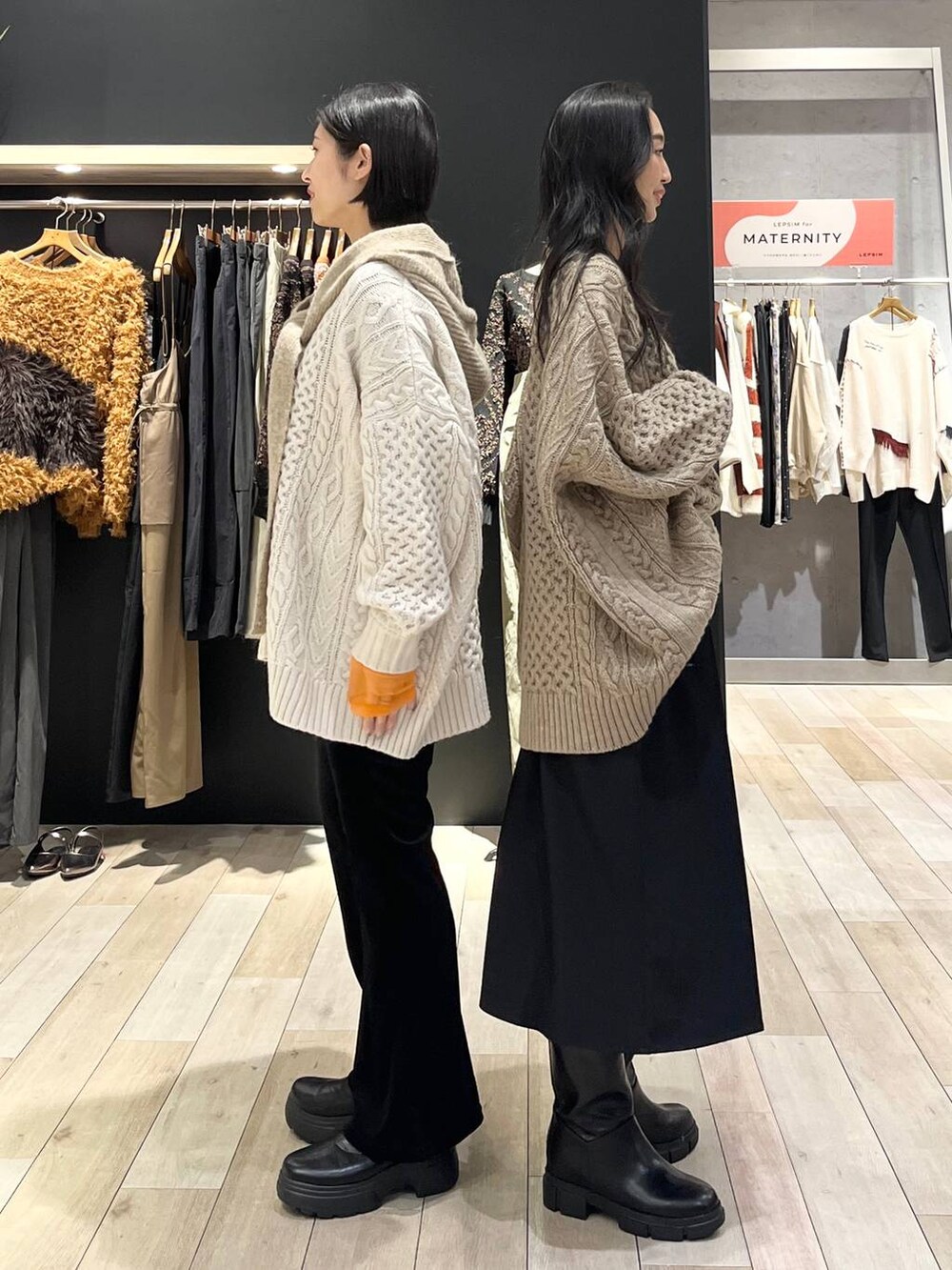 オレンジ系のTシャツ/カットソー、ブラック系のその他パンツ、ブラック系のブーツを着用したレディースの冬コーディネートの2枚目の写真