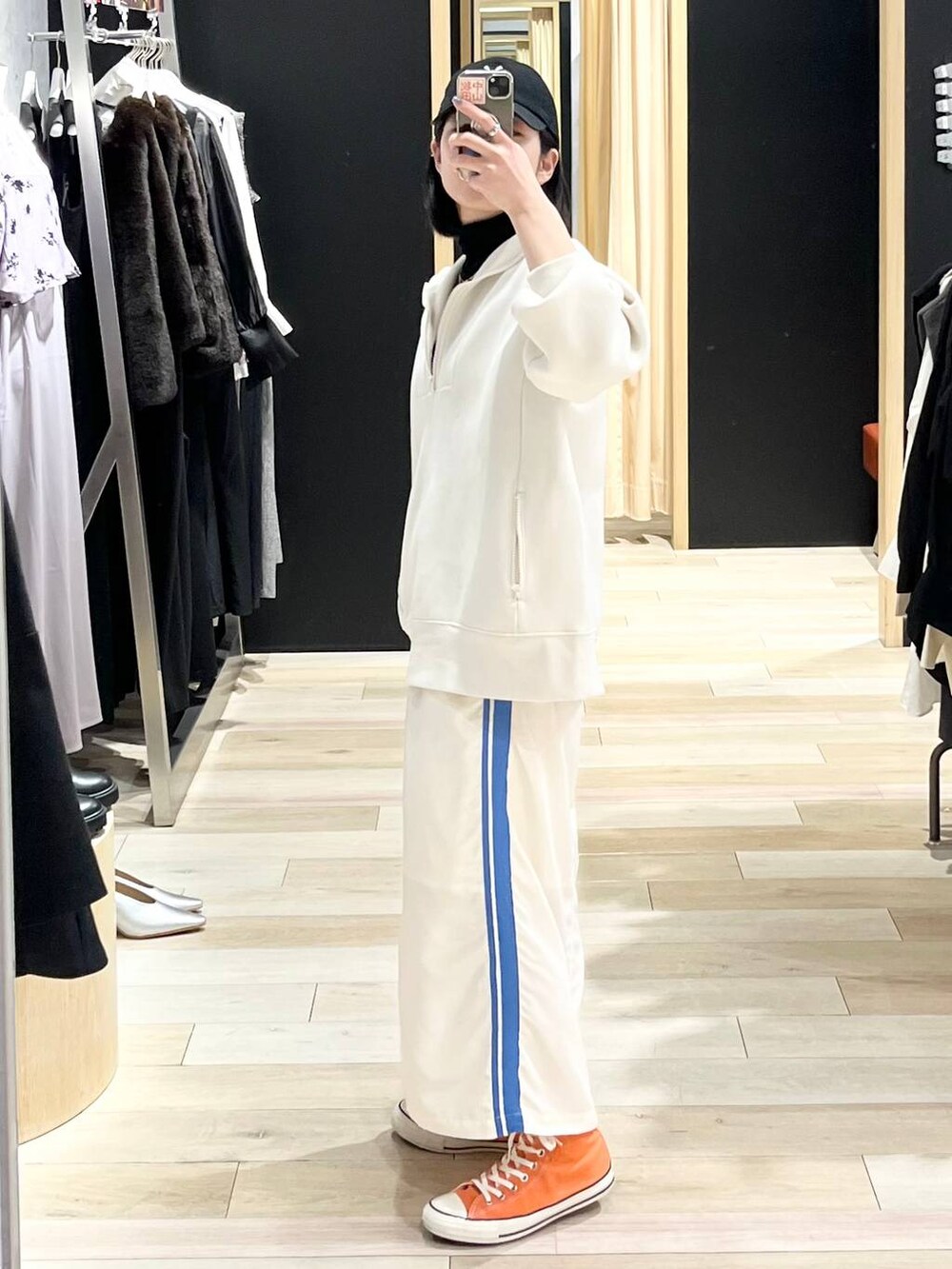 ホワイト系のTシャツ/カットソー、ブラック系のTシャツ/カットソー、ホワイト系のスカートを着用したレディースの冬コーディネートの5枚目の写真