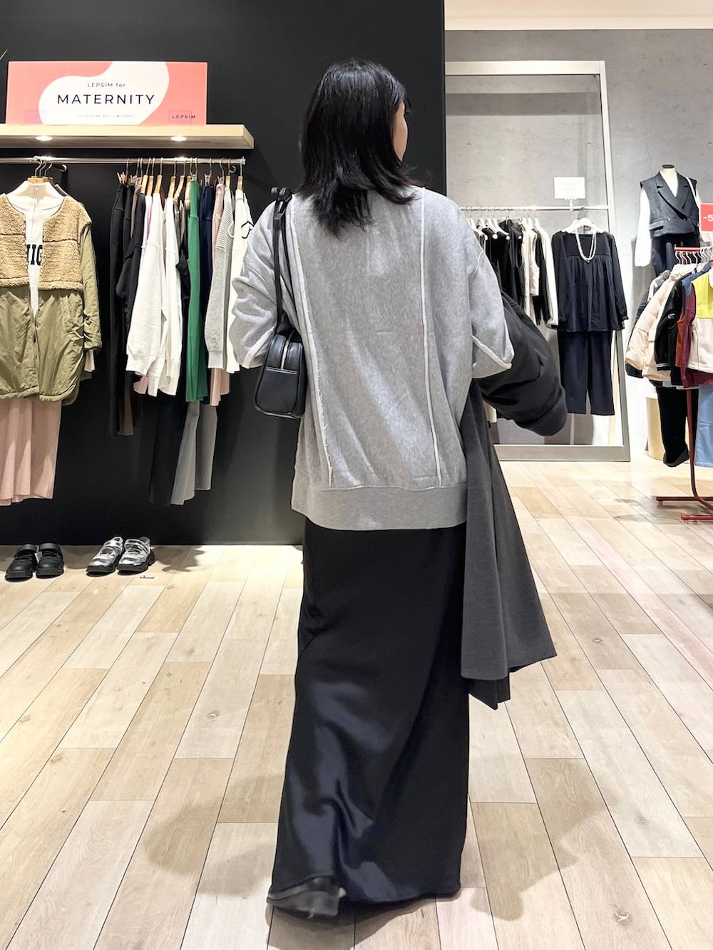 ブラック系のローファー、ブラック系のスカート、ブラック系のTシャツ/カットソーを着用したレディースの冬コーディネートの4枚目の写真