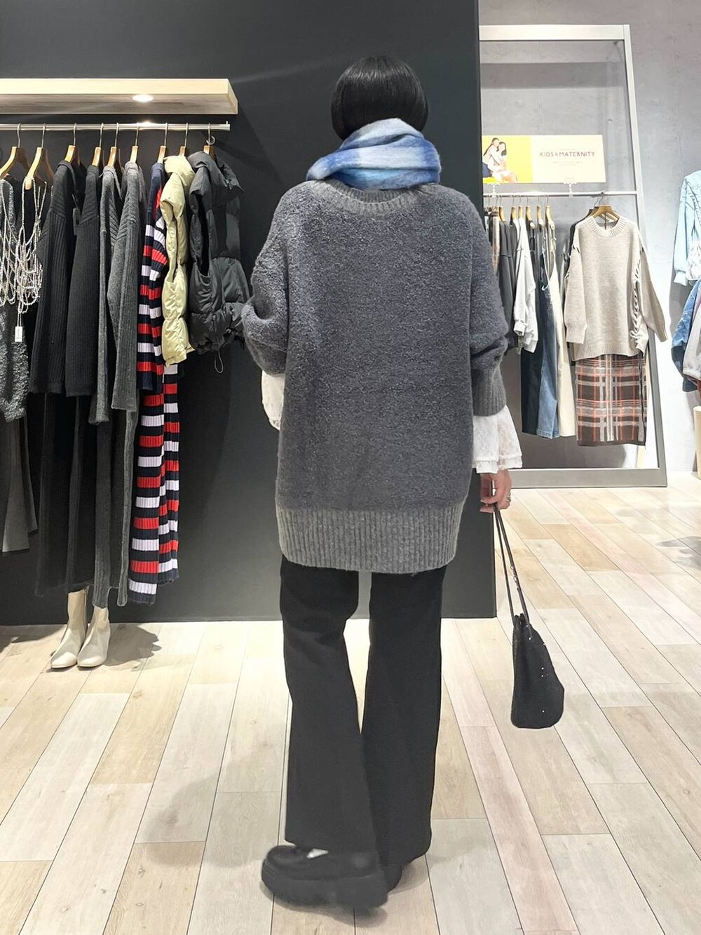 ブラック系のショルダーバッグ、ブラック系のローファー、ホワイト系のTシャツ/カットソーを着用したレディースの秋コーディネートの4枚目の写真