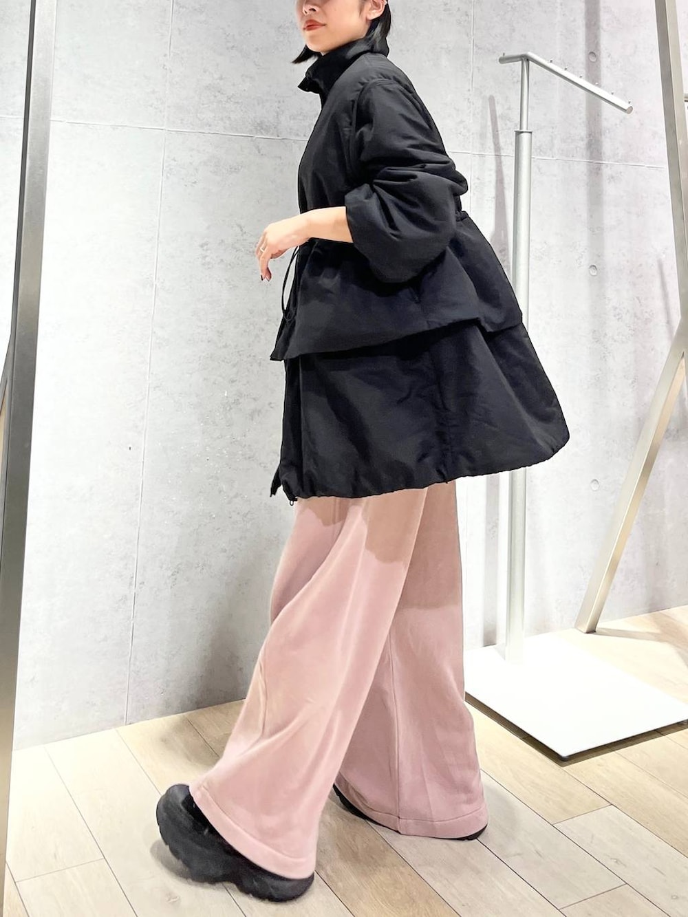 シルバー系のショルダーバッグ、ピンク系のスウェットパンツ、ブラック系のキャップを着用したレディースの秋コーディネートの5枚目の写真