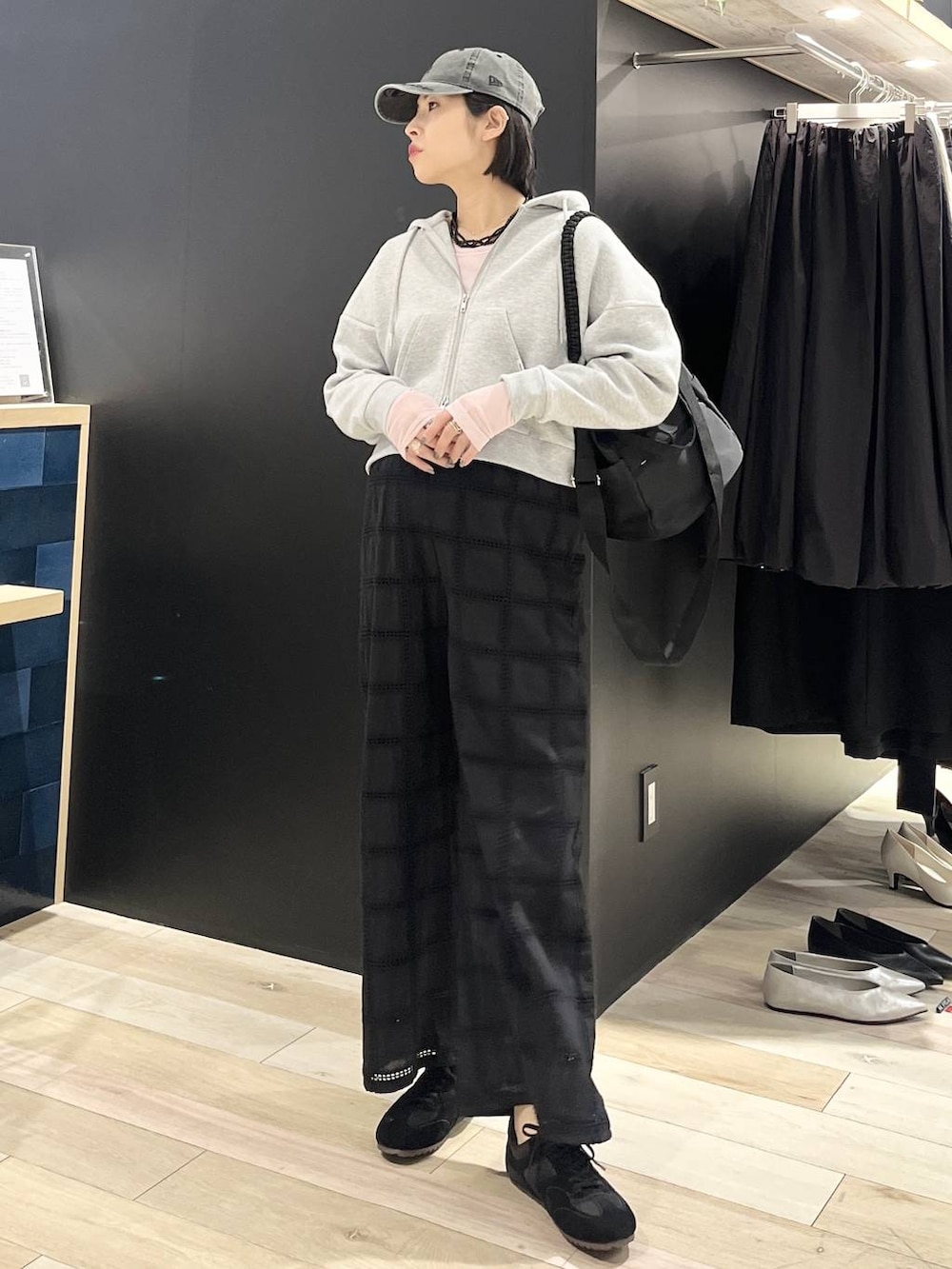 ピンク系のTシャツ/カットソー、ブラック系のショルダーバッグ、ブラック系のスニーカーを着用したレディースの春コーディネートの5枚目の写真