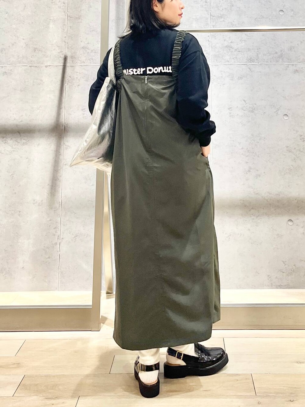 シルバー系のトートバッグ、ブラック系のローファー、ブラック系のスウェットを着用したレディースの冬コーディネートの4枚目の写真