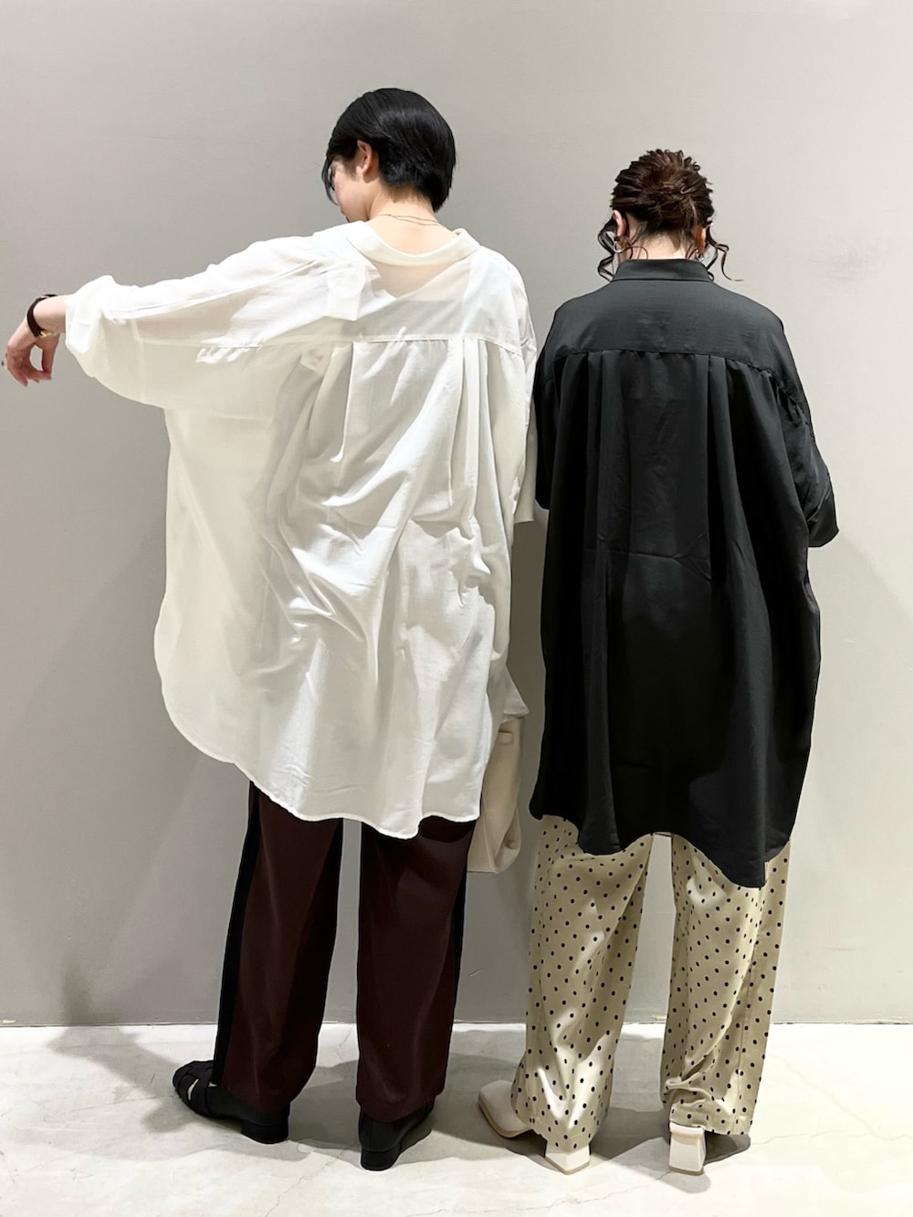 「LEPSIM、レプシィム(LEPSIM)、チュニック、シャツスタイル、シャツワンピ、お出かけコーデ日記、ラインパンツ、初夏コーデ、春夏コーデ、休日スタイル、ビッグシルエット、ショルダーバッグ、グルカサンダル、サテンパンツ、ミュール」｜「LEPSIMのグルカパンプス　181280（パンプス、ブラック系）」を使った、エムアイさん（レディース・162cm）の春コーディネートの3枚目の写真